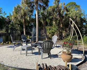 Care Takeover Home - Englewood - Binnenhof