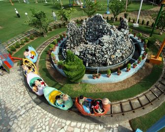 Aapno Ghar Resort & Amusement Park - גורגאון