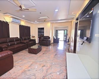 Jay and Jas Hotel - 蒂魯伯蒂 - 大廳