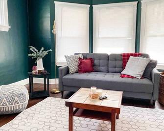 West Cleveland Up Unit We Allow Pets - Cleveland - Living room