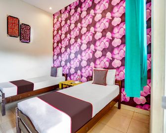 Collection O 91183 Hotel Bahagia Sampang - Surabaya - Schlafzimmer