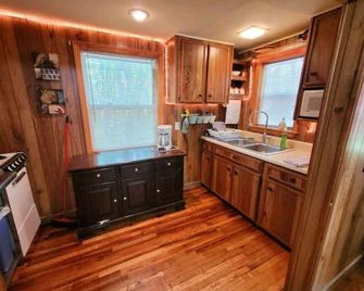 Lucky Bear Lodge. Secluded Cabin in the Woods, Beach access. Pet friendly - Harrison - Kitchen