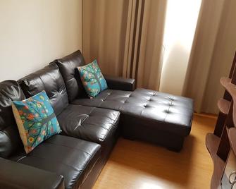 Green1 Condominium Eco City 24 min away from airport - Comas - Living room