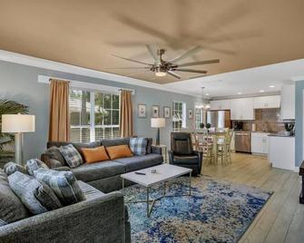 Bay Harbor Oasis 52 - Fort Myers - Living room