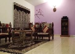 Vacation rental available - Madikeri - Living room