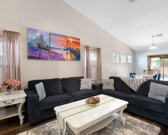 Phoenix Spacious Escape Central 4 Bd Sleeps 8 - Phoenix - Living room