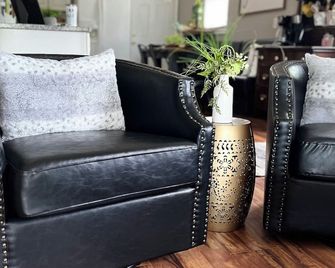 3 Seas Boutique Cottage on Grand Lake; Lake Access - 셀리나 - 거실