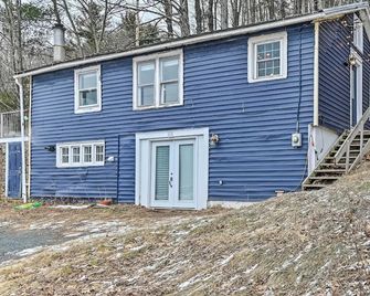 Chic Prattsville Studio w/ Private Hot Tub! - Prattsville - Edificio