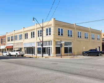 Downtown Okmulgee Aviator Apartment - Okmulgee - Building