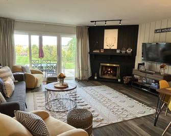 Newly Updated Modern, Spacious, and Cozy Condo- Right on the Lake! - Lake Geneva - Huiskamer