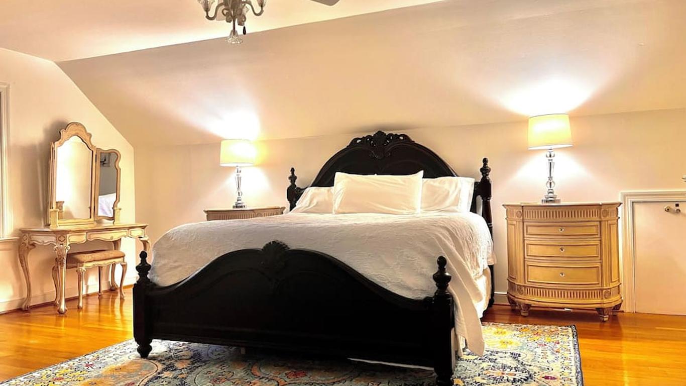 Colonial Gardens B & B