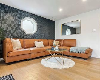 Charming 3-Bedroom - Hot Tub & Game Room - Vermilion - Living room