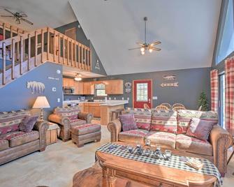 Scenic Highbearnation Lodge Near Hiking! - Murphy - Living room