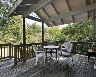 Treehouse Apt, Cute Converted Attic Apt. Above a House near Downtown - Austin - Balcony