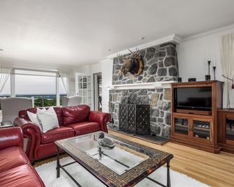 Far Horizons Luxury Vacation Home - Montebello - Salon
