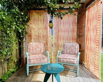 Downstairs@TheVictorian: Downtown and Dog-Friendly - Bellingham - Patio