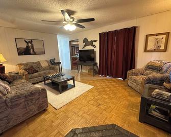 Five Minutes from Crater Lake National Park - Fort Klamath - Living room