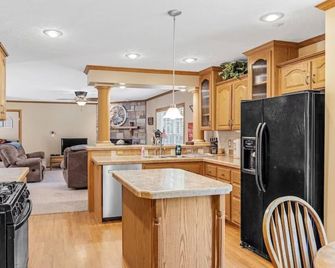 Lakeside Family Retreat | Water Activities, Fire Rings & Lawn Fun - Pittsfield - Кухня