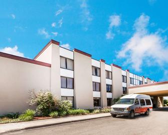 Ramada by Wyndham Lansing Hotel & Conference Center - Lansing - Bygning