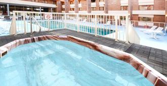 Ramada by Wyndham Lansing Hotel & Conference Center - Lansing - Svømmebasseng