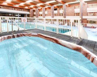 Ramada by Wyndham Lansing Hotel & Conference Center - Lansing - Pool