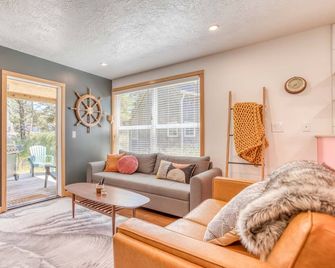 Cheerful Modern Beauty with Beach Access in Pacific City! - Pacific City - Sala de estar