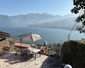 Modern house: privacy, air conditioning and unobstructed view of Lake Iseo - Tavernola Bergamasca - Patio