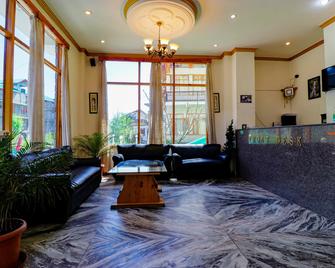 Fabhotel Rockland Inn - Manali - Front desk