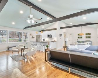 Chesapeake Romantic Waterfront Home with Private Pool - Elkton - Living room