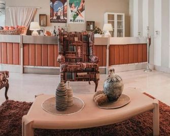 Amadei Hotel Promenade - פזארו - דלפק קבלה