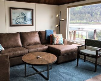 The Whales are migrating! Watch from our deck! Walk to everything! - Yachats - Living room