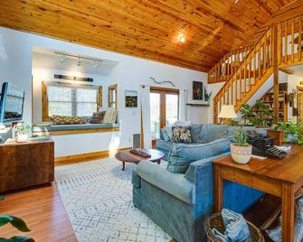 Delaware 'wooded River Retreat' w/ Views & More - Delaware - Living room
