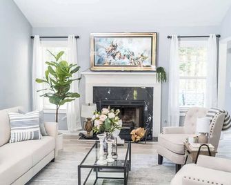 King Bed/ Gameroom/ Fire Pit & Grill/ Patio/ 5beds - Lawrenceville - Sala de estar