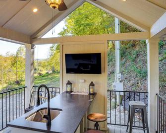 Deck, Grill and Fishing Pond Modern Cookeville Gem - Cookeville - Balcony