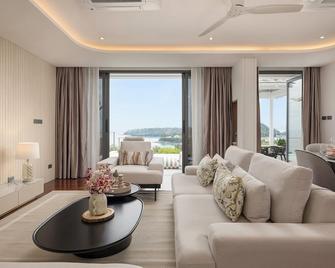 Surin Seaview Villa by Elite Havens - Choeng Thale - Living room