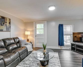 Pet-Friendly Auburn Apartment w/ Balcony! - Auburn - Sala de estar