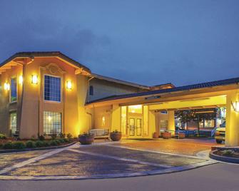 La Quinta Inn by Wyndham Moline Airport - Moline - Building