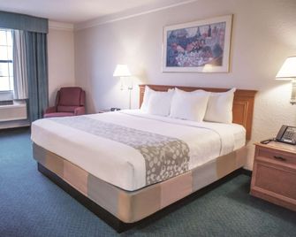 La Quinta Inn by Wyndham Moline Airport - Moline - Bedroom