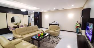 Atiram Premier Hotel - Manama - Living room