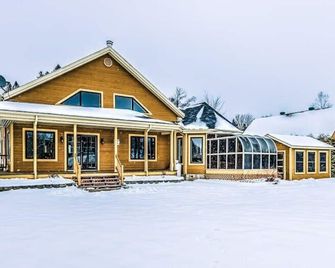 Au Bord du St-Maurice navigable river spa and ski - Grandes-Piles - Building