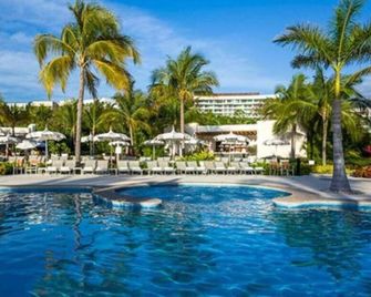 Gorgeous Vidanta beachside resort with pools, activities, food, and golf on site - Jarretaderas - Басейн