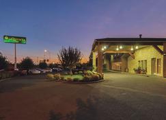 La Quinta Inn & Suites by Wyndham Woodburn - Woodburn - Bâtiment