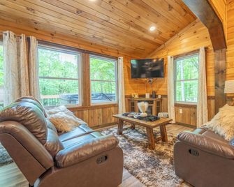 Cozy Cabin | Hot Tub, Fire Pit, Indoor Fireplace & EV Charger | 35 Min to Elk Mountain Ski Resort - Montrose - Living room