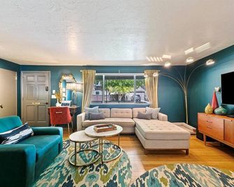 The East End Retreat - Boise - Salon