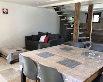 Appartement Coquelicot Avec Terrasse Jardin et Piscines 6 Personnes - Pernes-les-Fontaines - Salle à manger