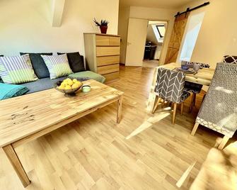 Fantastische Dachgeschosswohnung in Connewitz - 3 private Schlafbereiche - Platz für bis zu 5 Personen - tolle Lage und öffentliche Verkehrsmittel - Lipsk - Pokój dzienny