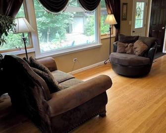 6 Bedrm/3 Bath Spring Retreat, Hot Tub, Fireplace - West Chicago - Pokój dzienny