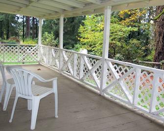 Quiet Location on Greenbelt 1 Mile from City Center - Newly Remodeled - Parking - Shelton - Balcony