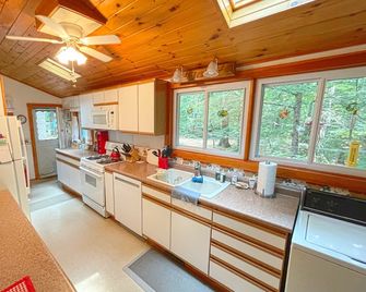Cozy cottage lake retreat with private beach. Stunning Fall Foliage Views - Waterford - Cocina