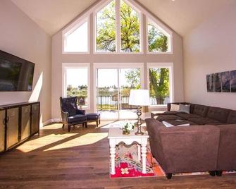 Huge Lakefront House - Sleeps 22! Private Dock! Boating, Water Skiing, Rafting! - Heyburn - Living room